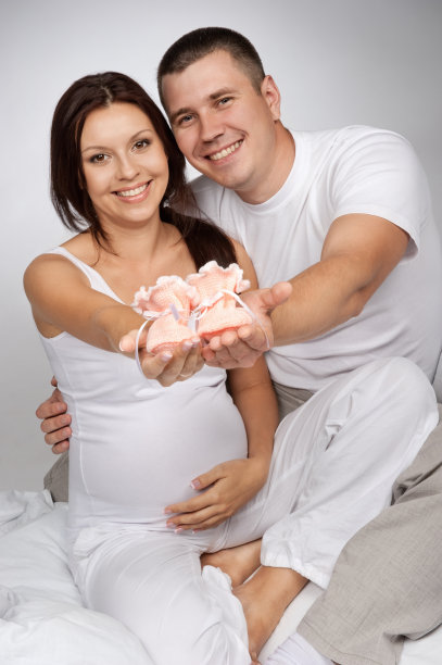 一对年轻夫妇等待孩子的画像图片下载