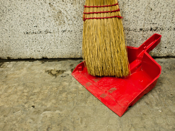 玉米扫帚灰尘锅红墙地板灰尘清洁工图片下载