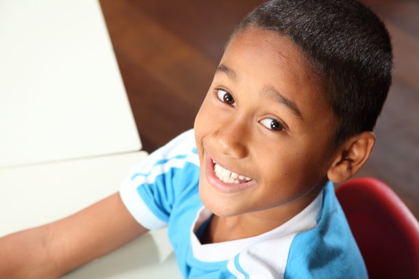 年轻开朗的民族学校男孩9坐在课桌前图片下载