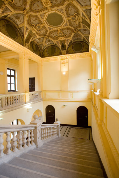 空优雅的楼梯和油漆的屋顶图片下载