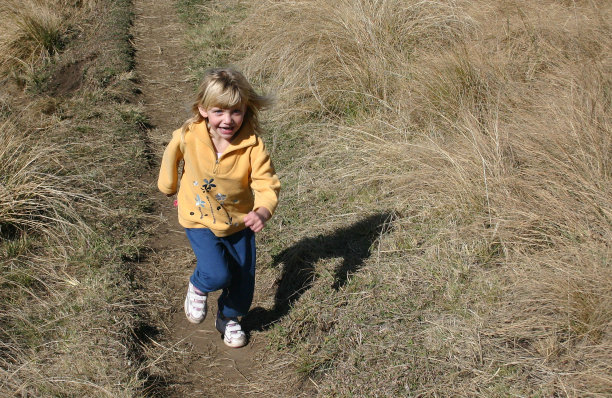 慢跑的女孩图片下载