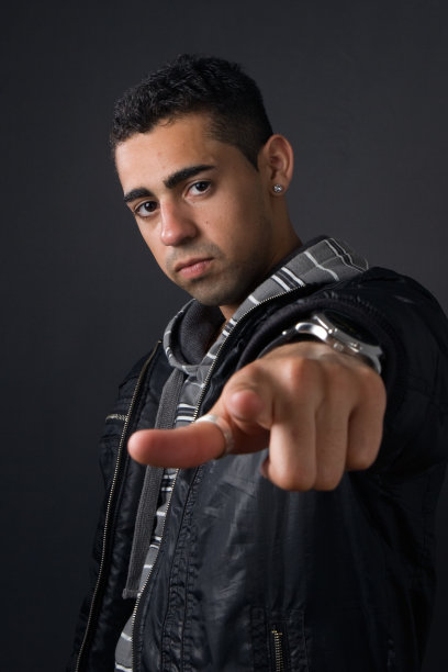 一个穿着黑色夹克的年轻人的肖像图片下载