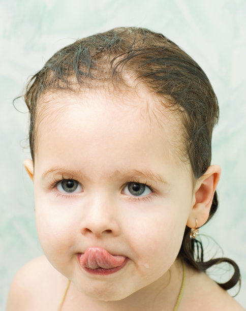 头发湿漉漉的女孩伸出舌头图片下载