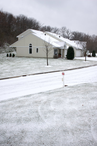 冬天暴风雨后的房子图片下载