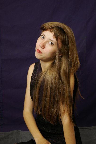 穿黑衣服的漂亮女孩图片下载