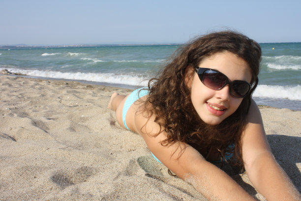 女孩和海图片下载