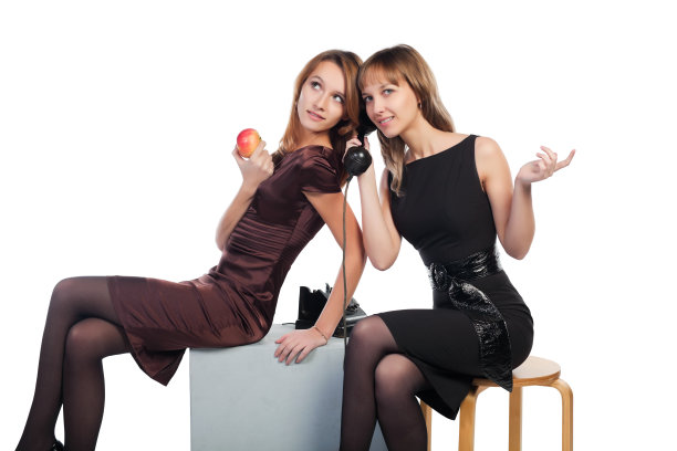 两个拿着复古手机的年轻女人图片下载