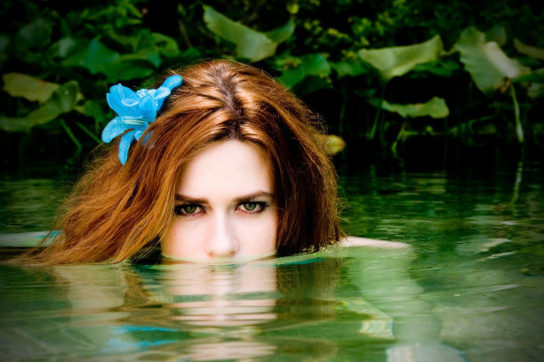 水中少女图片下载