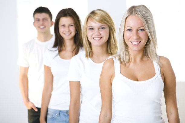 四个朋友在排队图片下载