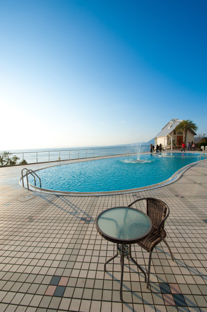 桌子和椅子与日出图片下载