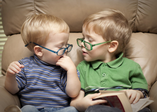 两个男孩一起读书图片下载