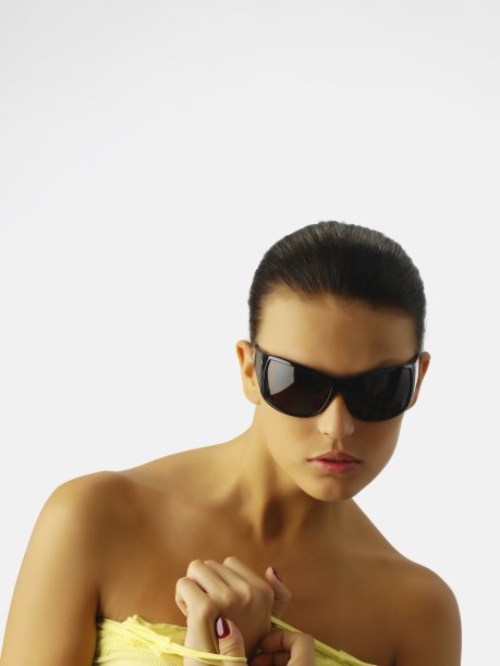 那个戴墨镜的年轻女孩图片下载