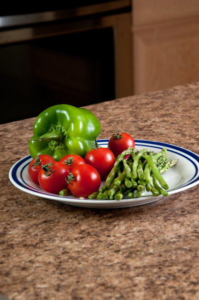 一盘青椒、西红柿和芦笋图片下载