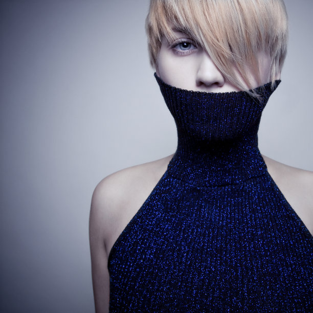 穿蓝衣服的金发美女图片下载