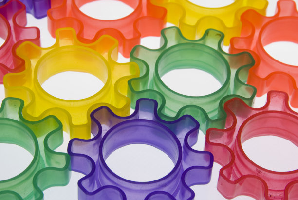 多个不同颜色的塑料齿轮拼接在一起图片下载