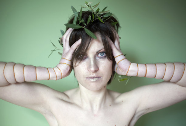 希腊妇女用橄榄枝图片下载