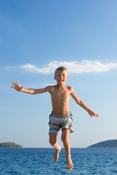 男孩跳图片下载