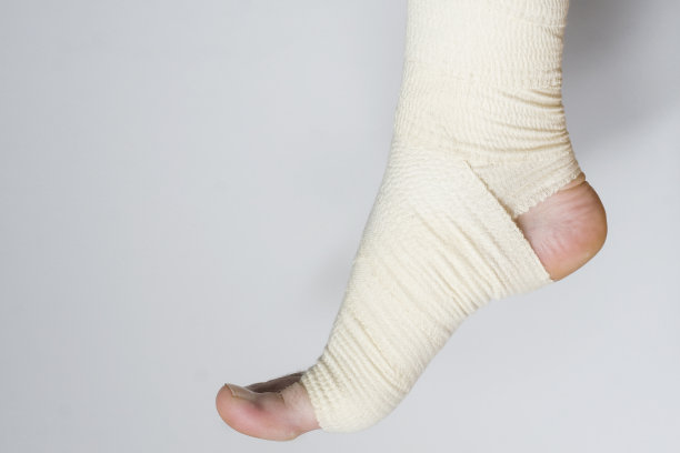 扭伤的脚踝包扎得很紧图片下载