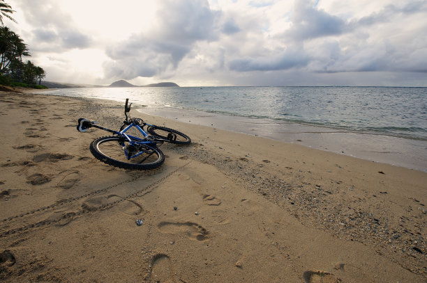 在夏威夷瓦胡岛的海滩上骑车图片下载