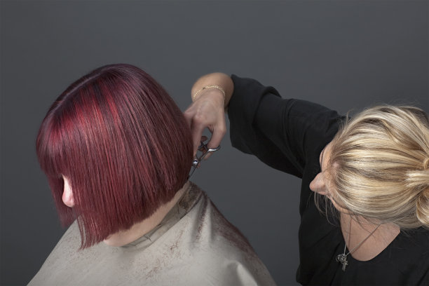 理发师为顾客理发图片下载