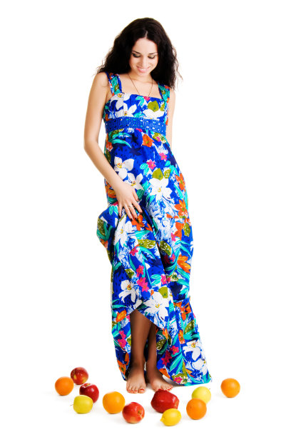 带着新鲜水果的漂亮女孩图片下载