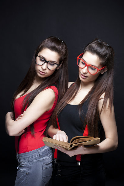 厌倦学习-性感姐妹。图片下载