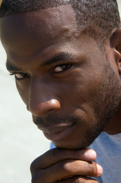 一副冷酷的表情图片下载