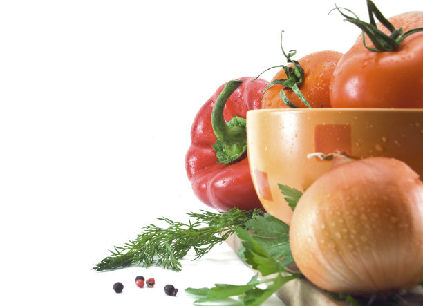 新鲜蔬菜在盘子上孤立白色图片下载