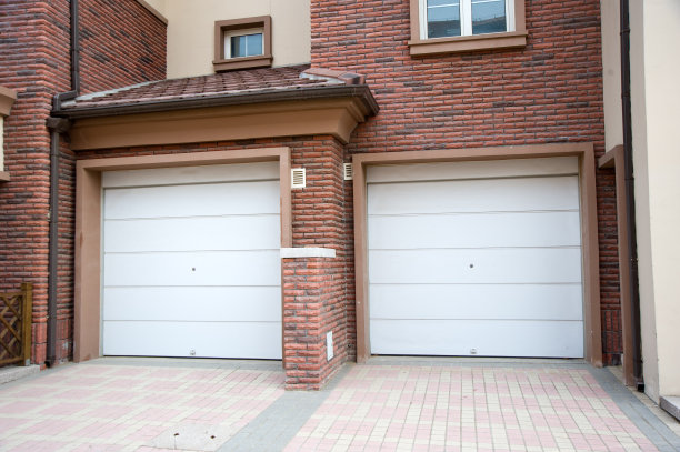 一幢住宅楼的两个车库门图片下载