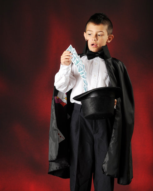 年轻魔术师做纸牌戏法图片下载