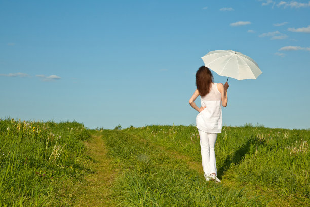 拿着白色伞的漂亮女孩图片下载