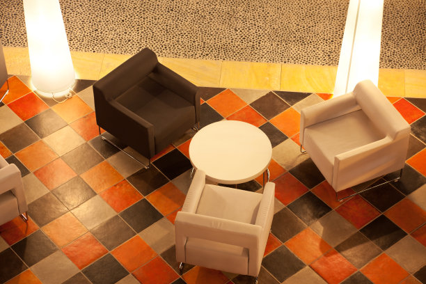 顶视图的桌子与空扶手椅图片下载