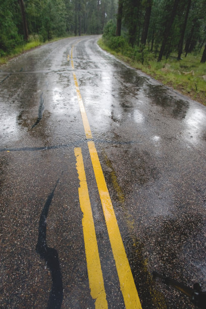 多雨的高速公路图片下载