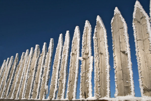 木篱笆上结霜图片下载