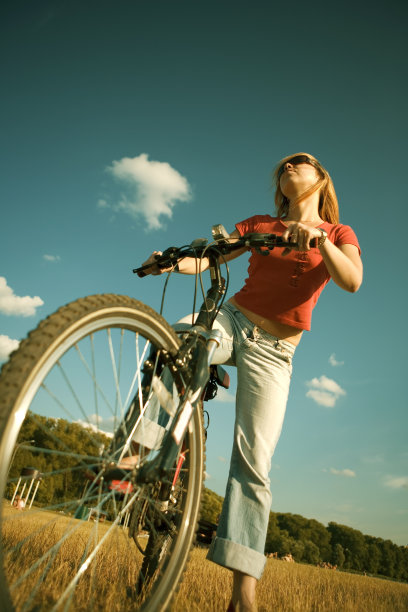 那个骑自行车的漂亮女孩图片下载