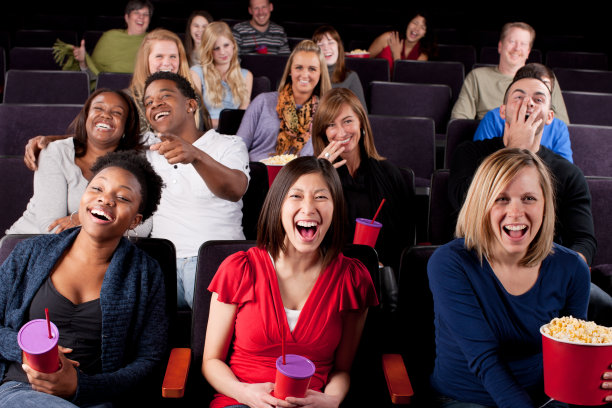 真人观众:观看电影、戏剧、喜剧的团体图片下载