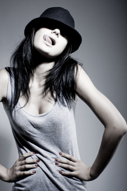情感美丽的女孩戴着帽子图片下载