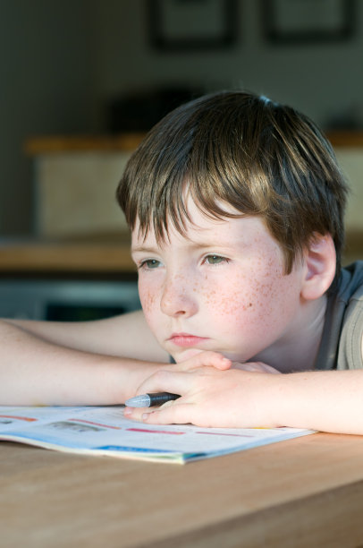 小男孩学习时思考图片下载