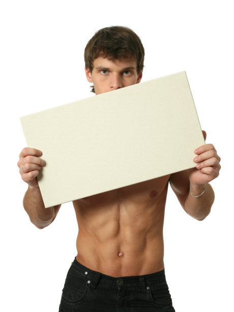 年轻性感的男人与复制空间空白标志图片下载