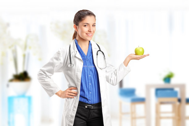 手持苹果的女医生或护士图片下载