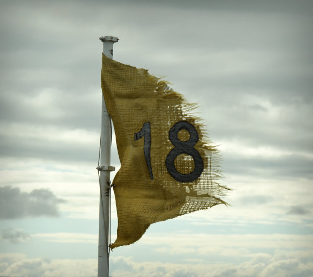 国旗对天的低角度视图图片下载