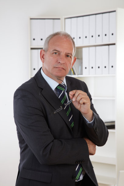 办公室里戴眼镜的老商人图片下载