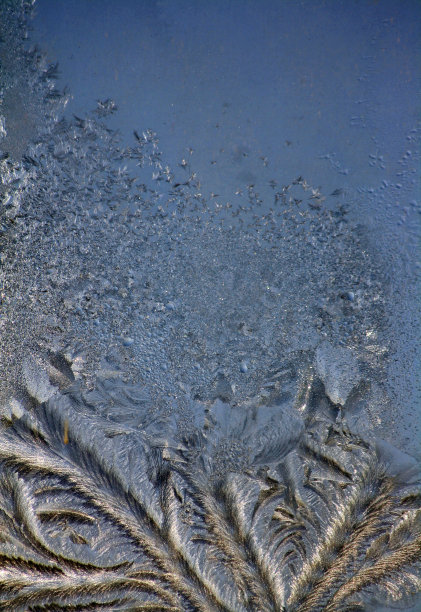 窗户上的冰晶图片下载