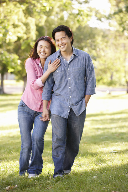 亚洲夫妇手牵着手在公园散步图片下载