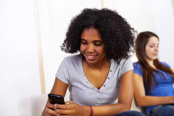 正在用手机的女孩图片下载