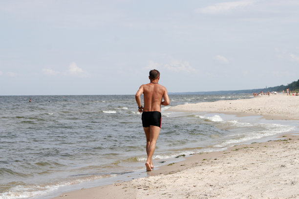 海滩慢跑者图片下载