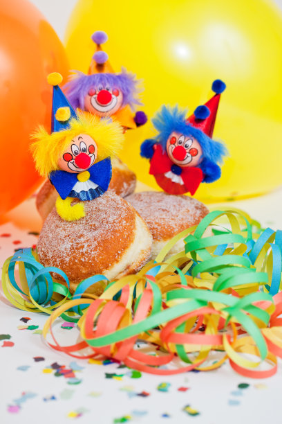 克拉芬或带小丑和彩带的甜甜圈图片下载