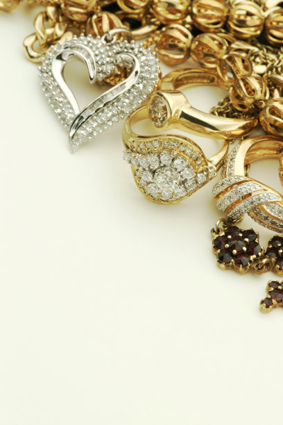 白色背景下的金银首饰图片下载