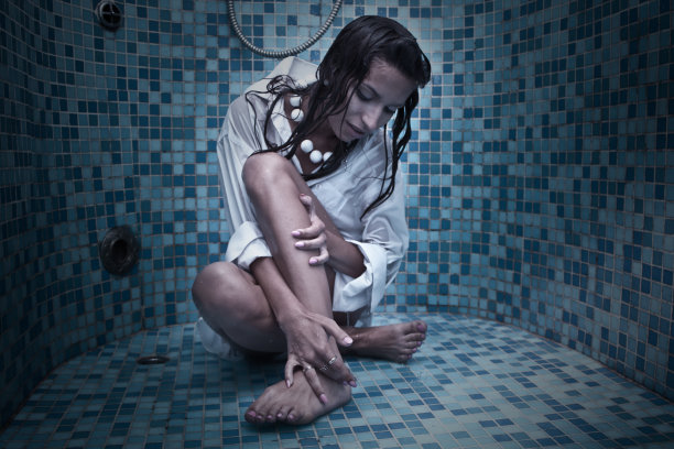 女孩在洗澡图片下载