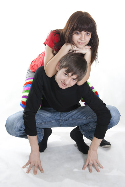 这对快乐的年轻夫妇在白色上摆姿势图片下载